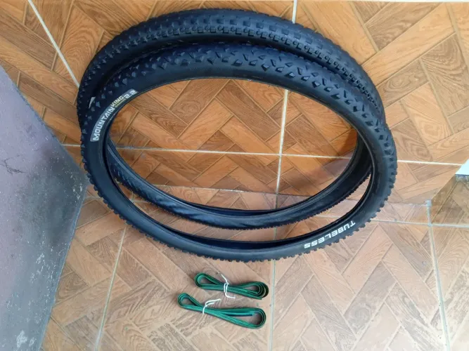 Par de pneus vintage no estado OK $70