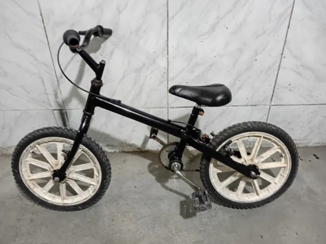 Vendo bicicleta infantil aro 16 boa só anda por 160 reais.
