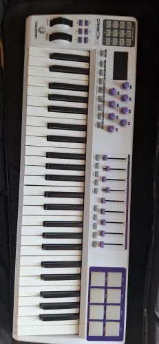 Teclado musical Waldman Carbon 49 MIDI
