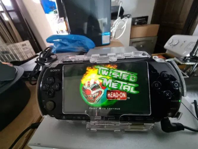 Sony Psp-3000 semi novo com case anti-shock, 02 jogos e bateria e carregador novos