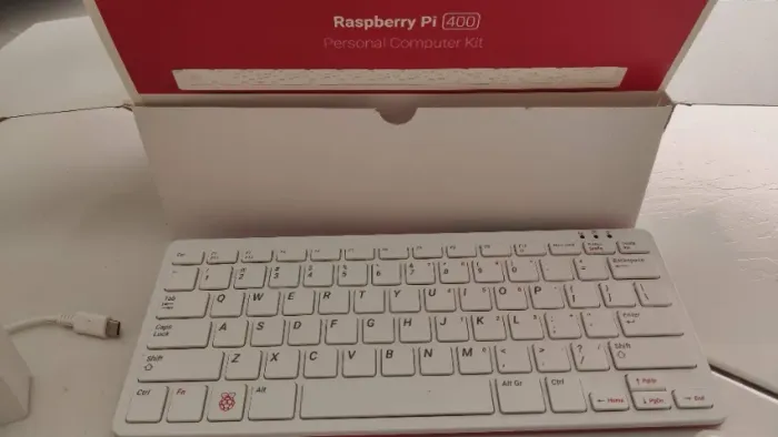 Raspberry Pi 400 Kit Computador