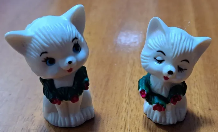 GATINHOS VINTAGE RETRÔ COM GUIRLANDA NATALINA - MINIATURAS COLECIONÁVEIS - ANOS 70/80