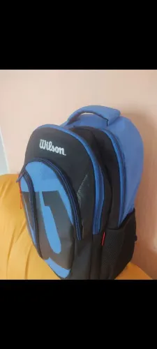 Uma mochila da marca Wilson 