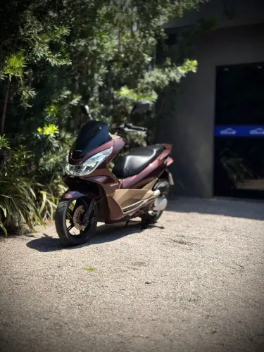 PCX moto de mulher bem conservada 