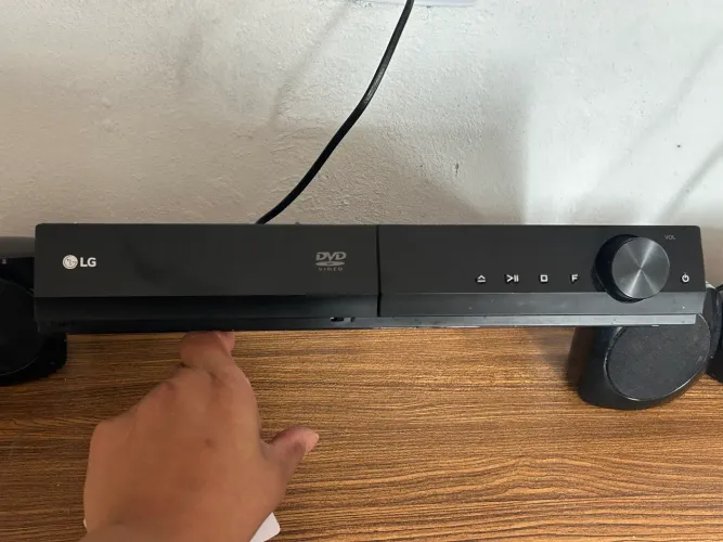 Home Theater da LG, DVD embutido e saída HDMI.