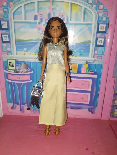 Barbie morena Petit com roupa de festa 
