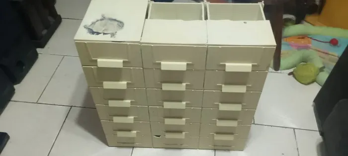 Organizador com gavetas de plastico