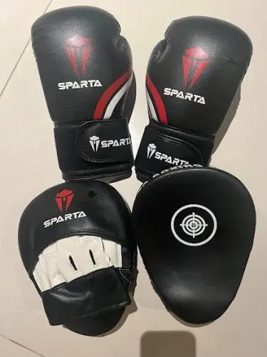 Luvas de boxe e aparadores Sparta