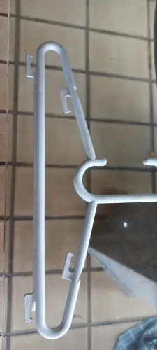Cabides branco infantil.