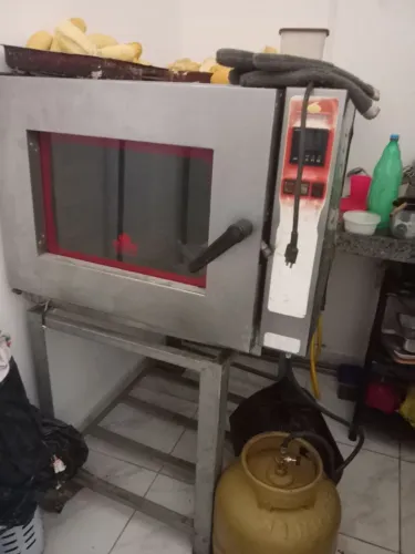 Maquinário de padaria. Forno, modeladora, armário e balcao 