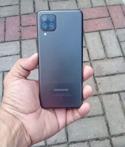 Vendo celular Samsung Galaxy a12 128 gigas funciona normal (299 reais)