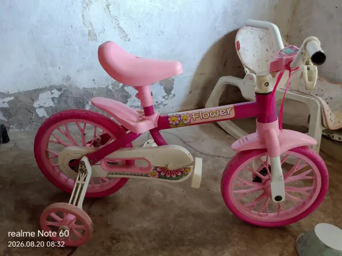 Vende-se uma bicicleta de um ano até 4 anos só está sem a luvinha mais está perfeita