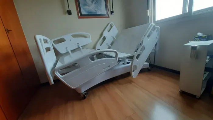 Cama hospitalar com carenagem e 8 movimentos 