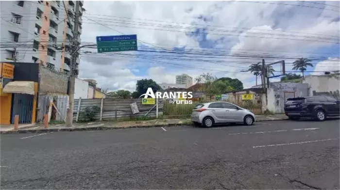 Terreno com 370m² à venda no Centro