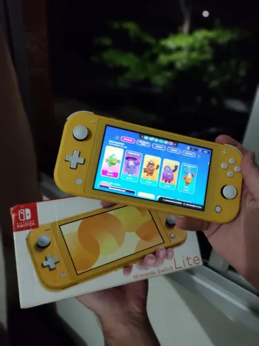 Nintendo Switch Lite - Muito novo