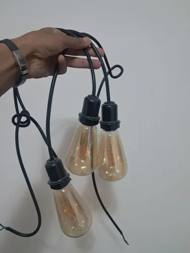 Conjunto de 3 pendentes estilo industrial com lâmpadas de filamento LED.
