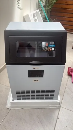 Máquina de gelo, faz 70 Kgs por dia, 15 Kgs por hora no modo turbo. Na caixa, nunca usada.