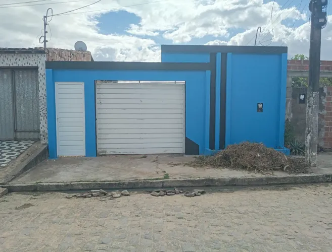 Casa com quintal grande 8x20, aceito carro ou moto.