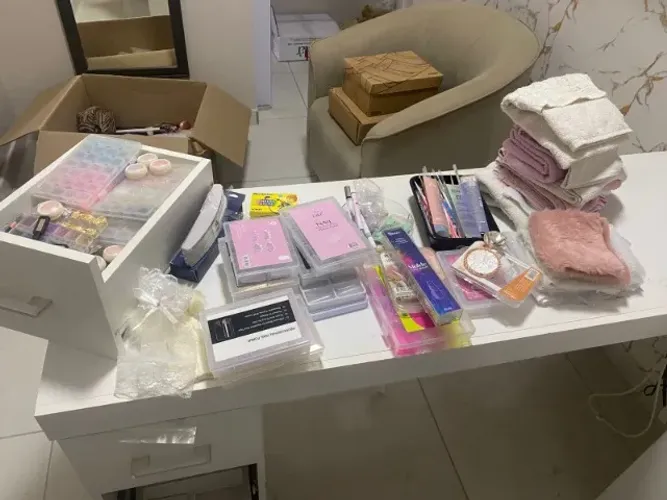 Materiais, decoração e utensílios para foto + Moldes de Unha