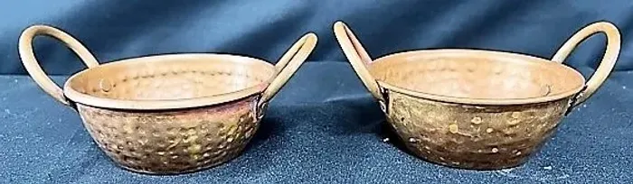 Par antigos e lindos tachos em miniatura produzidos em cobre martelado