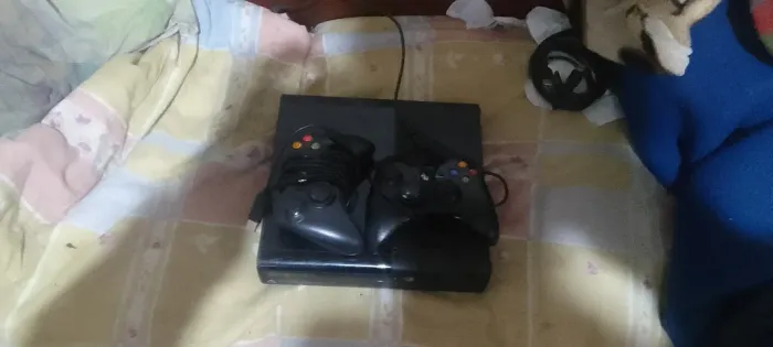 xbox 360 com fonte e 2 controles