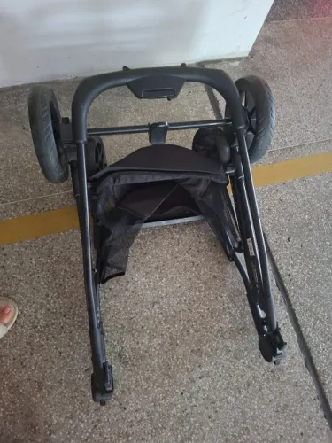Carrinho de bebê conservado