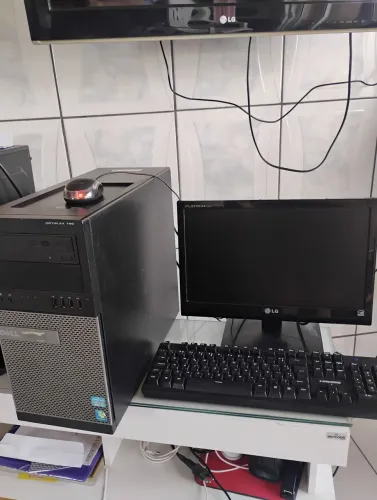 Computador básico+um  leitor de barras 