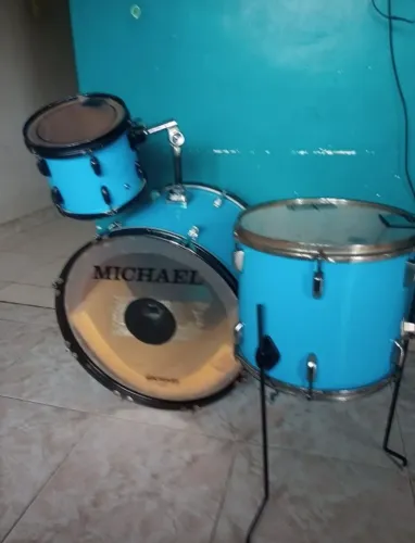 Bateria bumbo 22, tom 10, surdo 14.