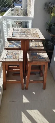 Mesa bistrô retro com 4 banquetas