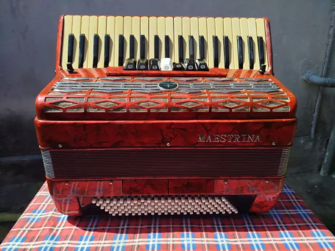 Acordeon Maestrina 120 Bxs em excelente estado de conservação.