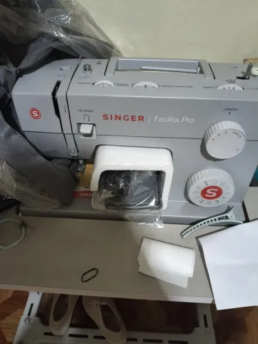 Mesa costura + máquina costura nova nunca usada Singer facilita pro 4423