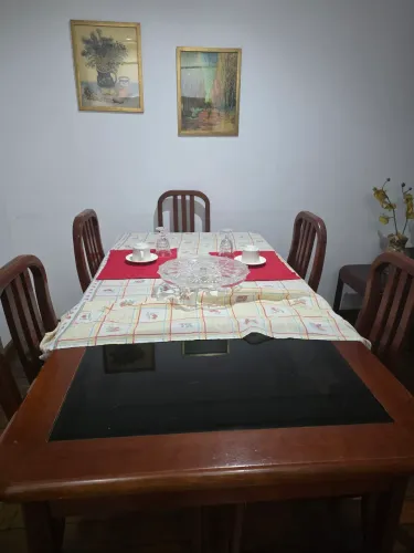 Mesa de Jantar com 6 cadeiras.