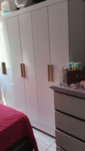 Guarda-roupa com comoda