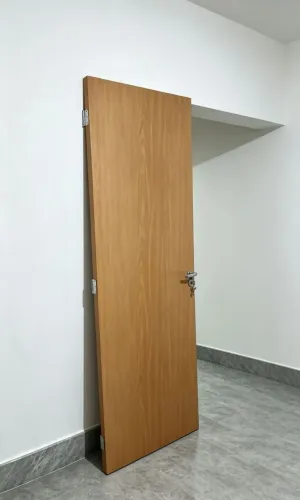 Porta com fechadura com as medidas 2.10cm e 72cm