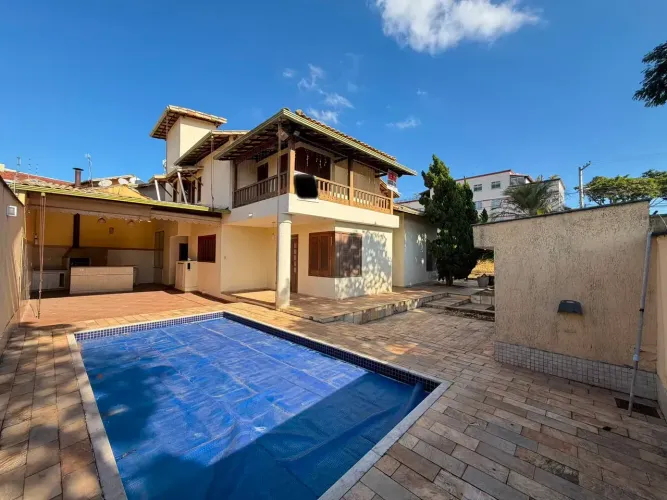 Casa com 4 quartos sendo 2 suítes 3 banheiros 4 vagas