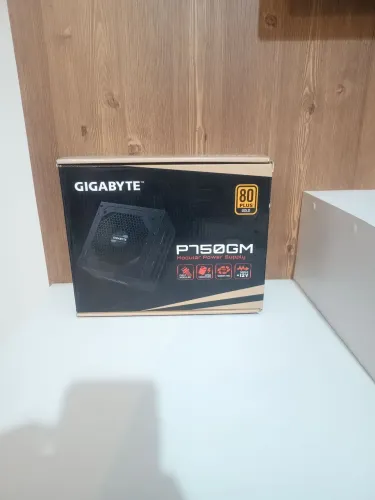 Fonte Gigabyte 750W P750GM (Com Defeito - Sem Cabos) p/ Peças