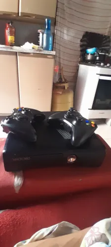 XBOX 360 SLIM  NOVO COM 2 CONTROLE SEM FIO ORIGINAL COM MAIS DE 100 JOGOS 