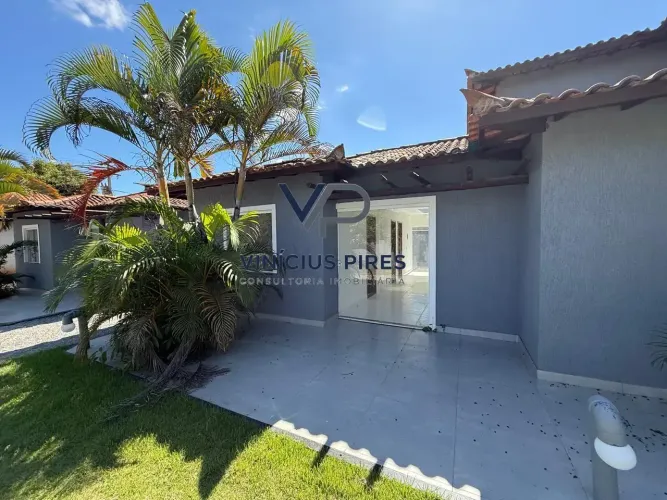 Casa à venda com suítes em condomínio na Praia Rasa, em Búzios.
