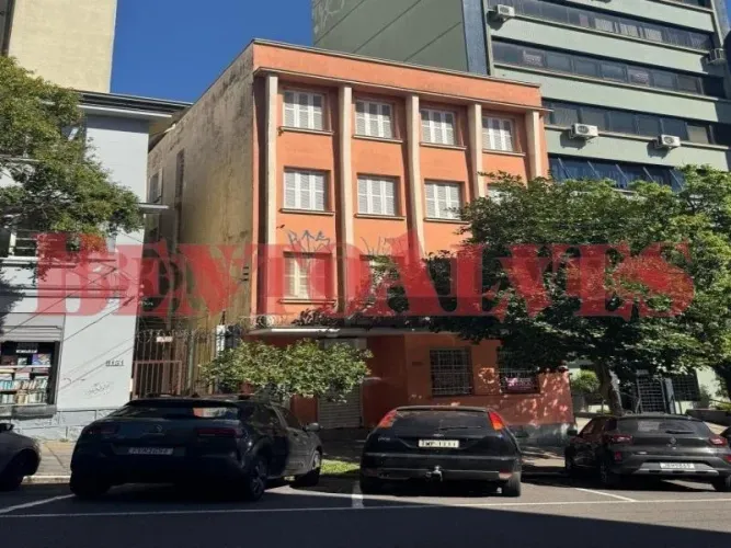 Loja térrea com cortina de ferro, 2 ambientes, depósito e banheiro. Piso de madeira....