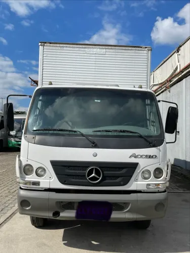 Caminhão MBB accelo 815 baú e rampa 2012