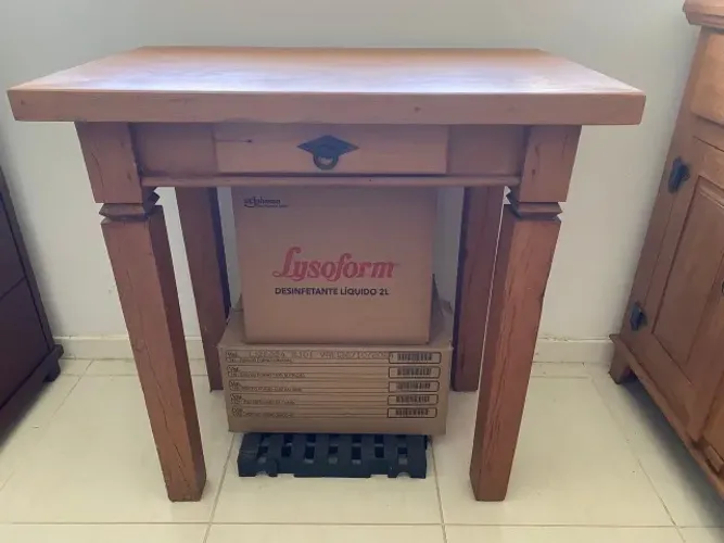 Mesa de madeira de demolição