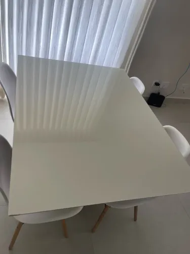 Vendo mesa com 4 cadeiras