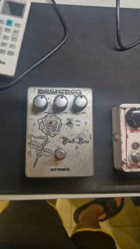 Pedal de Guitarra Oitavador Rocktron Black Rose