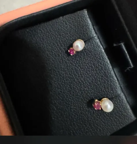 brinco baby vivara em ouro amarelo 18k com pérola e rubi, lindo, em perfeito estado.