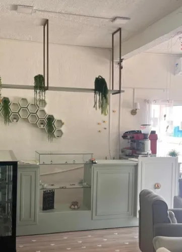 Balcao caixa em MDF Laqueado verde claro + prateleira aerea