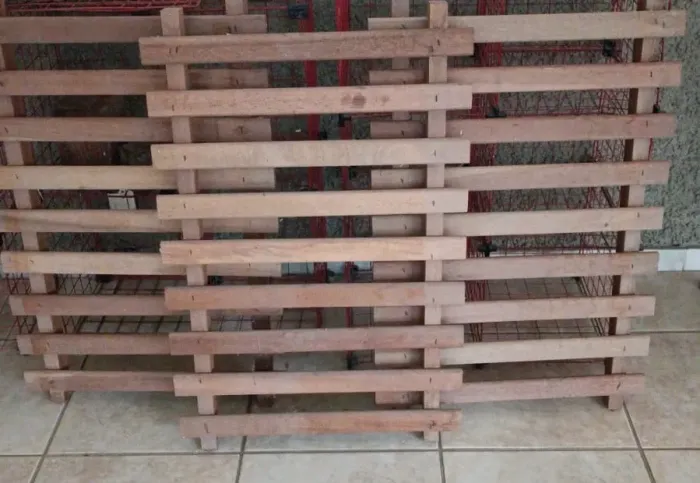 Pallet de madeira / Estrado de cama