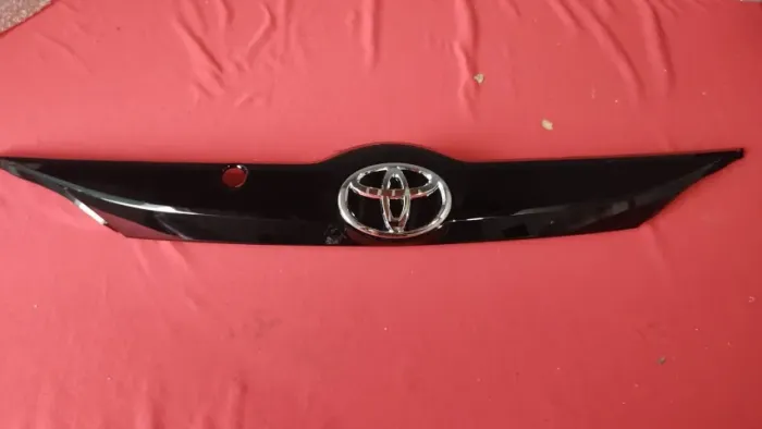 Moldura Tampa Traseira Toyota Yaris 17/24 Hatch 768010da80