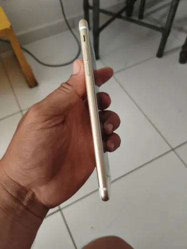 Vendo um iPhone 7 Plus com capinha e carregador