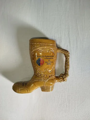 Caneca de Cerâmica Vintage em Formato de Bota (Ano 1982)