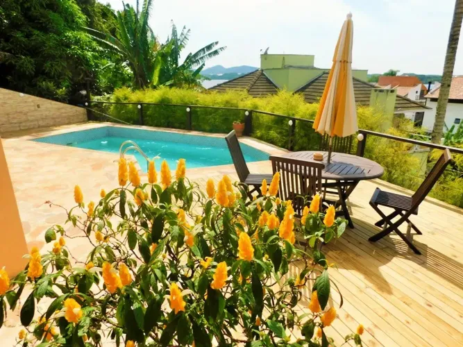 Casa de Alto Padrão com Vista para a Lagoa da Conceição 4 Suítes Piscina